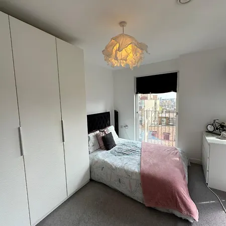 Luxury 3 Bedroom Flat In Stratford, * London