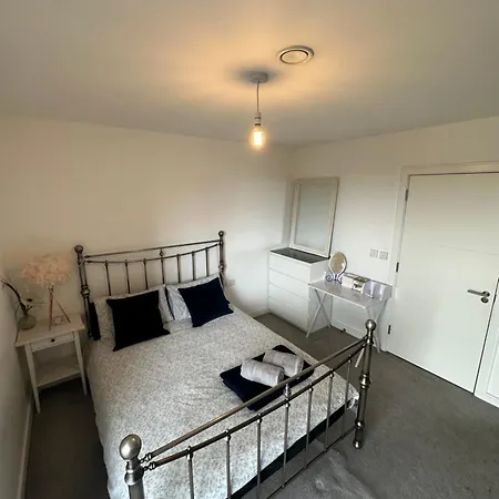 Luxury 3 Bedroom Flat In Stratford, *
