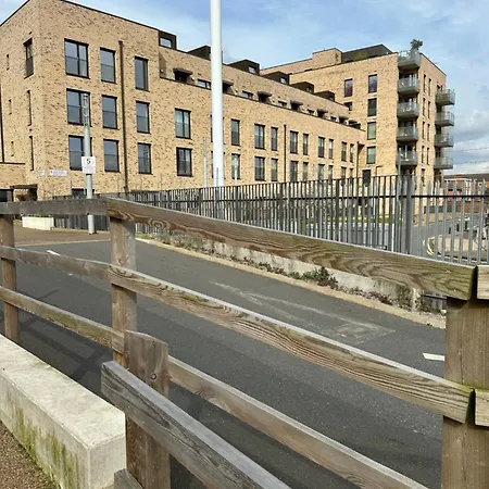 Luxury 3 Bedroom Flat In Stratford, London