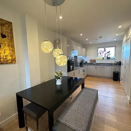 Luxury 3 Bedroom Flat In Stratford, Apartment