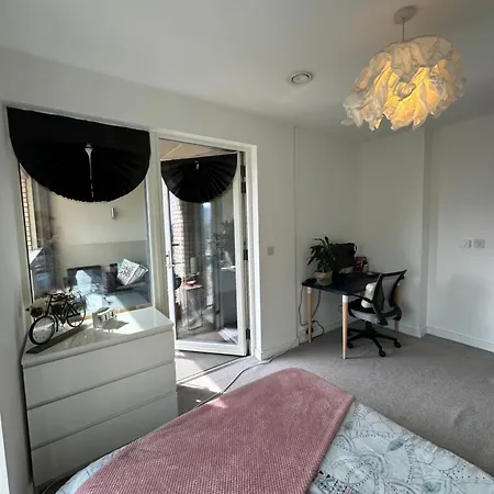 Luxury 3 Bedroom Flat In Stratford, Apartment
