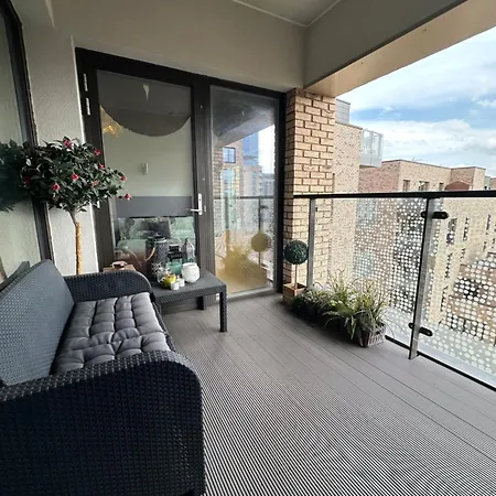 Luxury 3 Bedroom Flat In Stratford, London