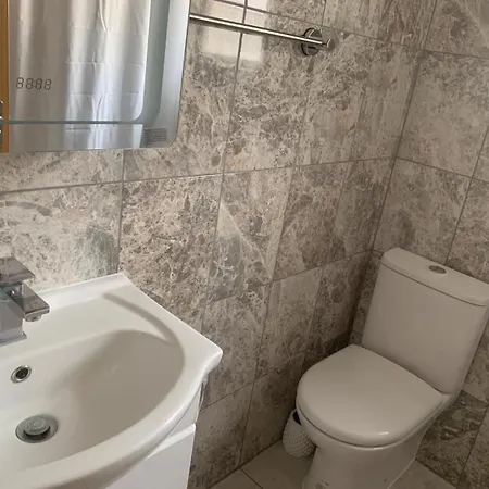 Private Renovated With Standard Size Brown Desk In Se9 6pg