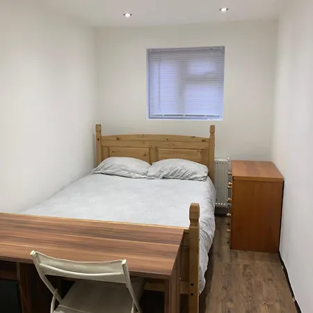 Homestay Private Renovated With Standard Size Brown Desk In Se9 6pg
