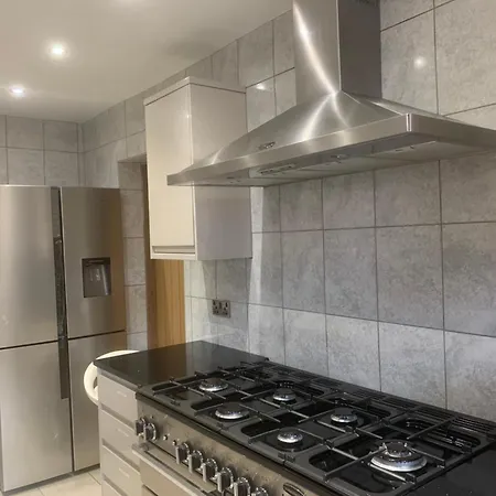 Private Renovated With Standard Size Brown Desk In Se9 6pg Homestay London