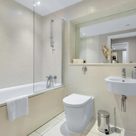 Apartment Mysquare Lanterns Way At Canary Wharf London