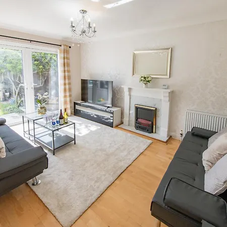 Cosy Family In * Ruislip