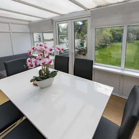 Cosy Family In * Ruislip