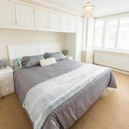 Cosy Family In * Ruislip