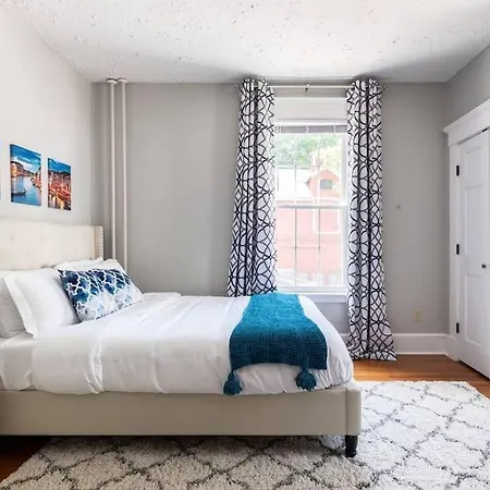 Flat Unlisted Apartment *