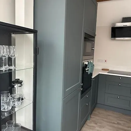 Countryside 2 Bed Cottage- Aylesbury Apartment *