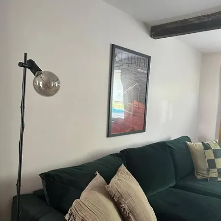 Countryside 2 Bed Cottage- Aylesbury