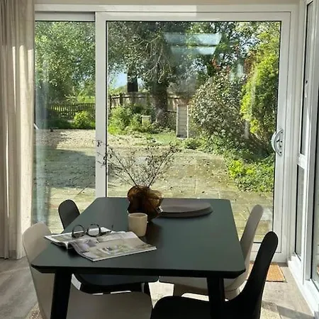 Countryside 2 Bed Cottage- Aylesbury Apartment *