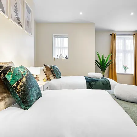 Elegant 2 Bedroom Hideaway In The Heart Of London - Sleeps 6 People- Has A King Bed- Parking Available! Instant Book! 20 Percent Off! Limited Time Deal! Apartment