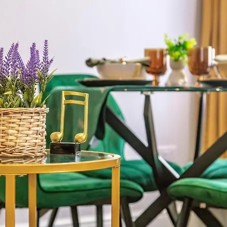 Apartment Elegant 2 Bedroom Hideaway In The Heart Of London - Sleeps 6 People- Has A King Bed- Parking Available! Instant Book! 20 Percent Off! Limited Time Deal!