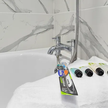 Elegant 2 Bedroom Hideaway In The Heart Of London - Sleeps 6 People- Has A King Bed- Parking Available! Instant Book! 20 Percent Off! Limited Time Deal! Apartment
