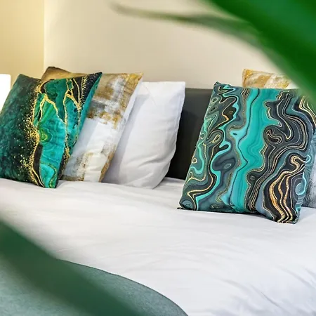 Elegant 2 Bedroom Hideaway In The Heart Of London - Sleeps 6 People- Has A King Bed- Parking Available! Instant Book! 20 Percent Off! Limited Time Deal! *