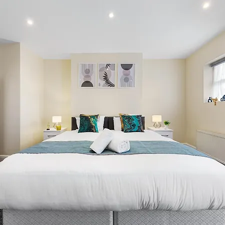 Apartment Elegant 2 Bedroom Hideaway In The Heart Of London - Sleeps 6 People- Has A King Bed- Parking Available! Instant Book! 20 Percent Off! Limited Time Deal!