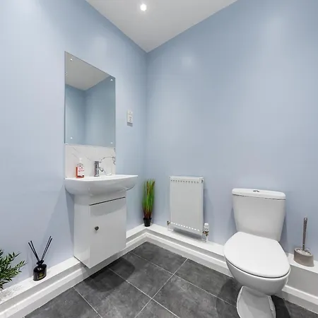 Apartment Elegant 2 Bedroom Hideaway In The Heart Of London - Sleeps 6 People- Has A King Bed- Parking Available! Instant Book! 20 Percent Off! Limited Time Deal! Barnet