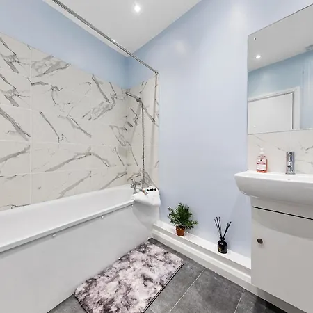Elegant 2 Bedroom Hideaway In The Heart Of London - Sleeps 6 People- Has A King Bed- Parking Available! Instant Book! 20 Percent Off! Limited Time Deal! Apartment *