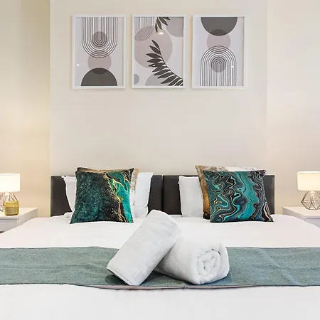 Elegant 2 Bedroom Hideaway In The Heart Of London - Sleeps 6 People- Has A King Bed- Parking Available! Instant Book! 20 Percent Off! Limited Time Deal! Apartment Barnet