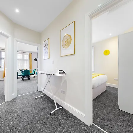 Elegant 2 Bedroom Hideaway In The Heart Of London - Sleeps 6 People- Has A King Bed- Parking Available! Instant Book! 20 Percent Off! Limited Time Deal! * Barnet