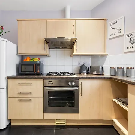 Elegant 2 Bedroom Hideaway In The Heart Of London - Sleeps 6 People- Has A King Bed- Parking Available! Instant Book! 20 Percent Off! Limited Time Deal!