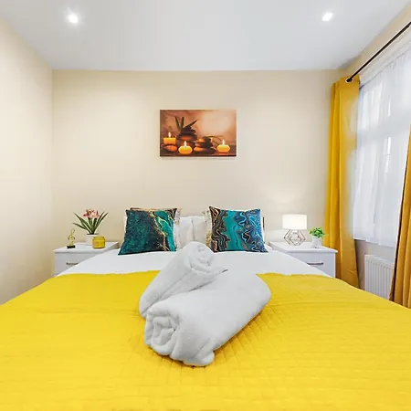 Elegant 2 Bedroom Hideaway In The Heart Of London - Sleeps 6 People- Has A King Bed- Parking Available! Instant Book! 20 Percent Off! Limited Time Deal! Apartment *