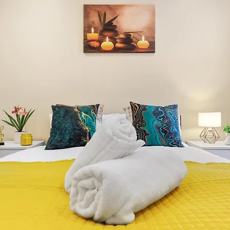 Elegant 2 Bedroom Hideaway In The Heart Of London - Sleeps 6 People- Has A King Bed- Parking Available! Instant Book! 20 Percent Off! Limited Time Deal! *