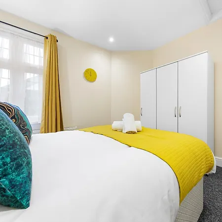 Elegant 2 Bedroom Hideaway In The Heart Of London - Sleeps 6 People- Has A King Bed- Parking Available! Instant Book! 20 Percent Off! Limited Time Deal! Apartment Barnet