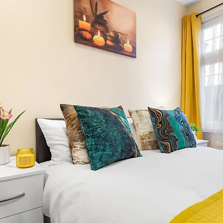 Elegant 2 Bedroom Hideaway In The Heart Of London - Sleeps 6 People- Has A King Bed- Parking Available! Instant Book! 20 Percent Off! Limited Time Deal!