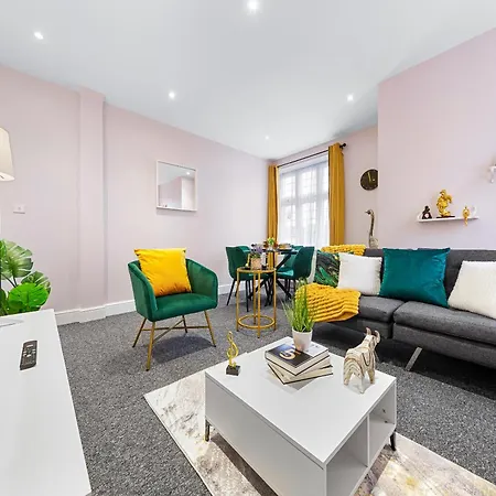 Apartment Elegant 2 Bedroom Hideaway In The Heart Of London - Sleeps 6 People- Has A King Bed- Parking Available! Instant Book! 20 Percent Off! Limited Time Deal!