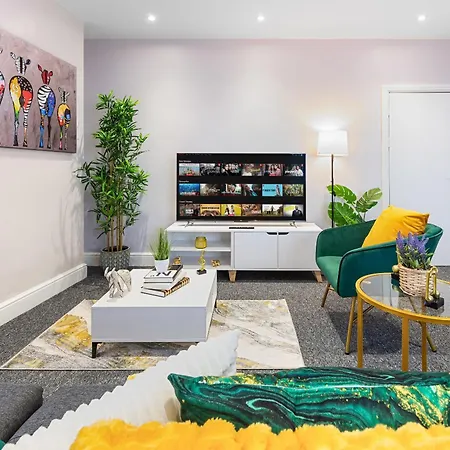 Apartment Elegant 2 Bedroom Hideaway In The Heart Of London - Sleeps 6 People- Has A King Bed- Parking Available! Instant Book! 20 Percent Off! Limited Time Deal! Barnet