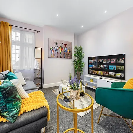 Apartment Elegant 2 Bedroom Hideaway In The Heart Of London - Sleeps 6 People- Has A King Bed- Parking Available! Instant Book! 20 Percent Off! Limited Time Deal! *