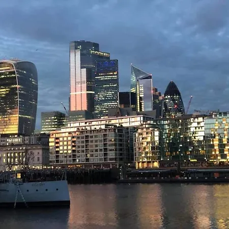 Luxurious Flat Overlooking Canay Wharf * London