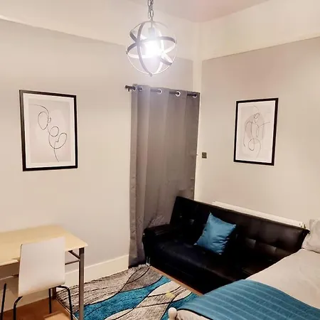 Stylish Apartment, Self Check-in, Ideal 4 Contractors, 25mins To Gatwick Airport