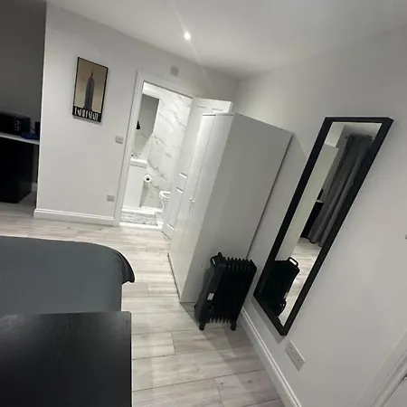 Waterloo 10mins Away * London