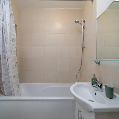 Of - Lovely Two Bedroom Apartment London