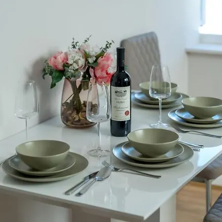 Of - Lovely Two Bedroom Apartment
