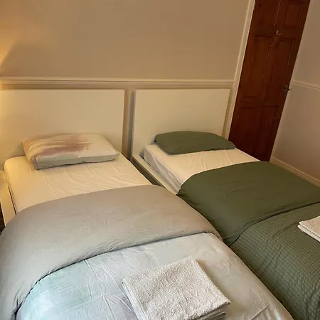 Lovely 4 Bed House With Patio & Bbq Holiday home