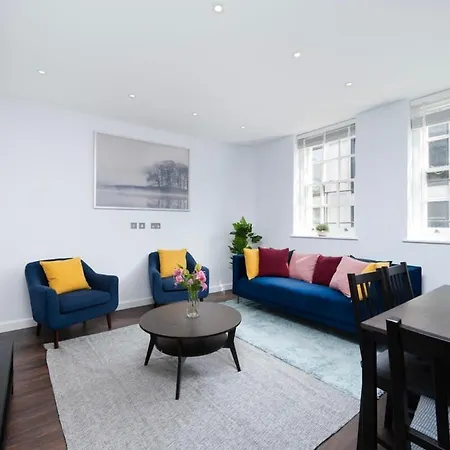 Stylish 3br Flat In The Heart Of Soho *