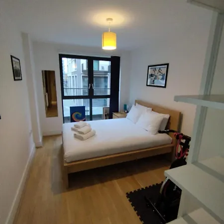 Wandsworth Deluxe Two-bedroom Apartment London