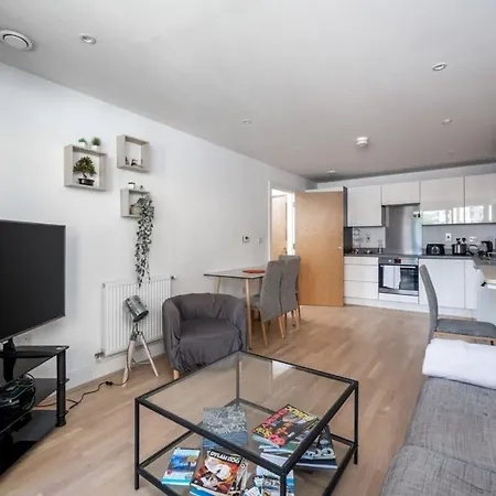 Wandsworth Deluxe Two-bedroom Apartment London