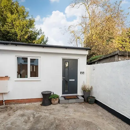 Cozy Single Level Flat With Parking * Enfield