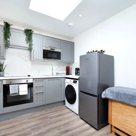 Cozy Single Level Flat With Parking Apartment