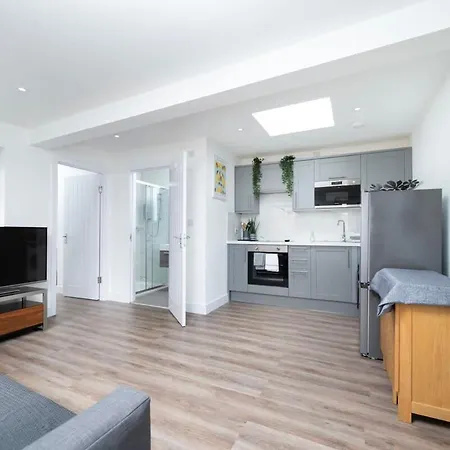 Cozy Single Level Flat With Parking * Enfield