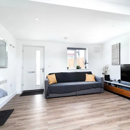 Apartment Cozy Single Level Flat With Parking *