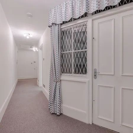 Stylish Spacious Retreat Luxury 2 Bed Haven 2hs Apartment London