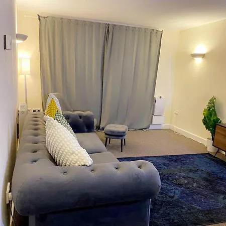 Stunning 2-bed In Apartment *