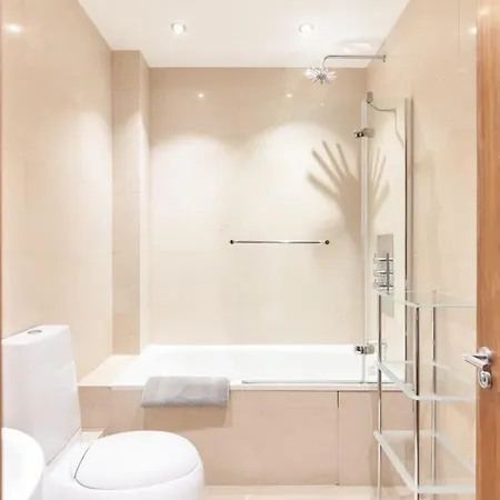 Modern And Comfortable Air-conditioned 2br Flat London